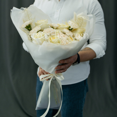 "Бейлис" кремовый букет с розами и гвоздиками