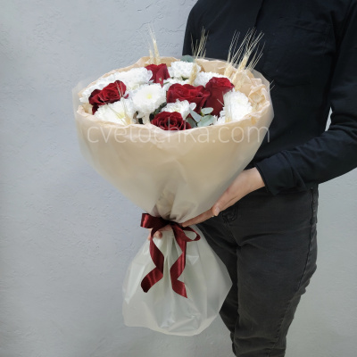 "Симпатия" букет с красными розами и кустовыми хризантемами