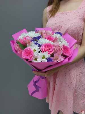Яркий букет в розовой гамме из роз, хризантем и альстромерий
