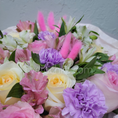 "Неповторимый миг" элегантный букет с розами, альстромериями и гвоздиками 