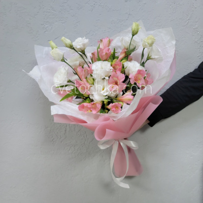 Букет из эустомы и альстромерий