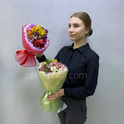 Букет из 5 цветных мини альстромерий