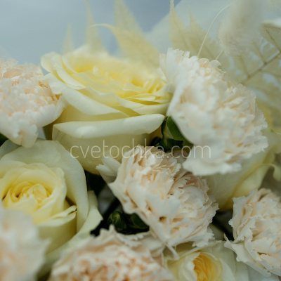 "Бейлис" кремовый букет с розами и гвоздиками