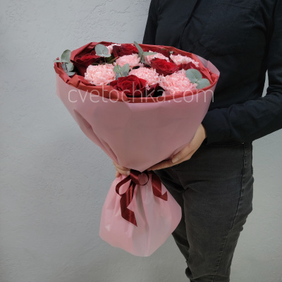 "Леди" букет с красными розами и гвоздиками