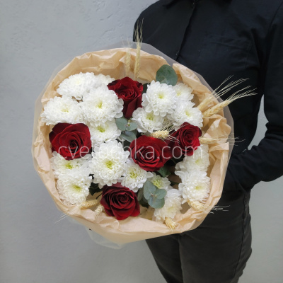 "Симпатия" букет с красными розами и кустовыми хризантемами