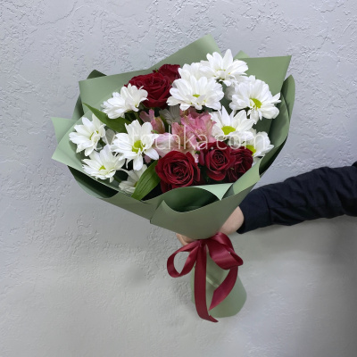 "Изюминка" букет из хризантем, кустовых роз и альстромерии