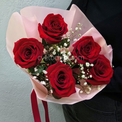 Бордовые розы 60 см с гипсофилой