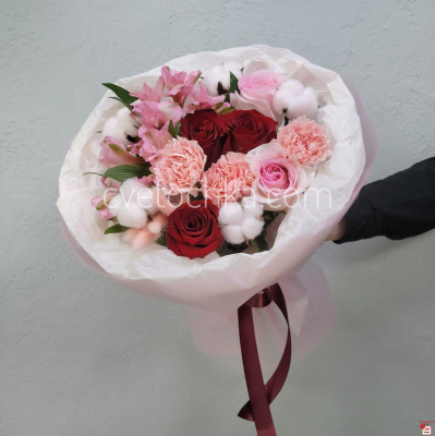 Букет с розами, альстромериями и хлопком с доставкой в Челябинске 