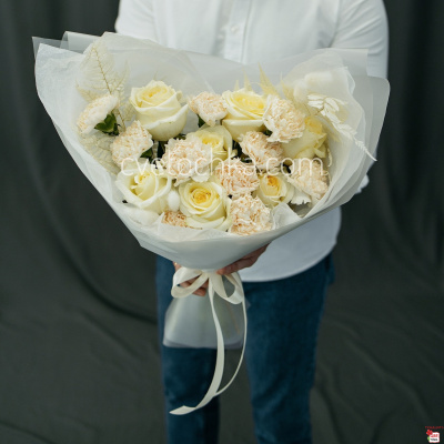 Кремовый букет с розами и гвоздиками с доставкой в Челябинске
