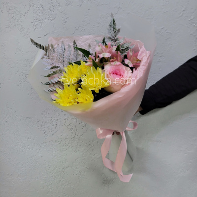 "Росинка" небольшой букет с хризантемой, розой и альстромерией