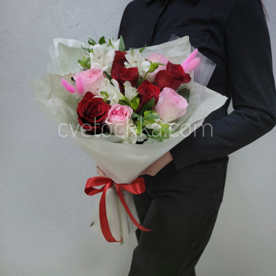 "Легкий флирт" букет с розами и альстромериями