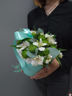 Шляпная коробочка с хризантемами, альстромериями и эвкалиптом