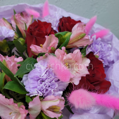 "Соблазн" букет с красными розами, альстромериями и гвоздиками