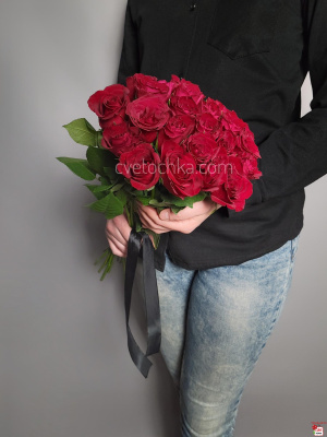 Траурный букет из 24 бордовых мини роз с доставкой в Челябинске