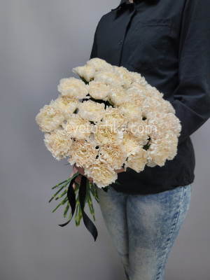 Траурный букет из 34 гвоздик. Цвет на выбор