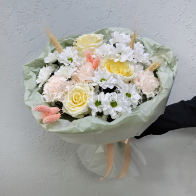 "Теплые объятия" нежный букет с розами, хризантемами и гвоздиками 