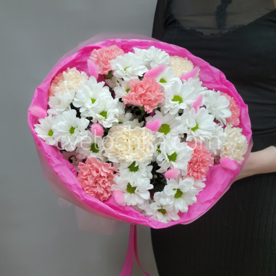 Букет «Малинка» с хризантемами и гвоздиками 