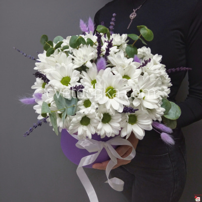 Хризантемы и сухоцветы в шляпной коробке с доставкой в Челябинске