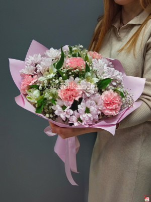 Нежный розовый букет из хризантем, гвоздик и альстромерий
