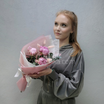 Букет-комплимент из пионов