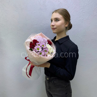 Букет из хризантем и кустовых роз
