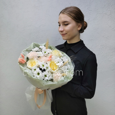 "Теплые объятия" нежный букет с розами, хризантемами и гвоздиками 