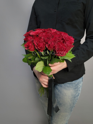 Траурный букет из 24 бордовых мини роз