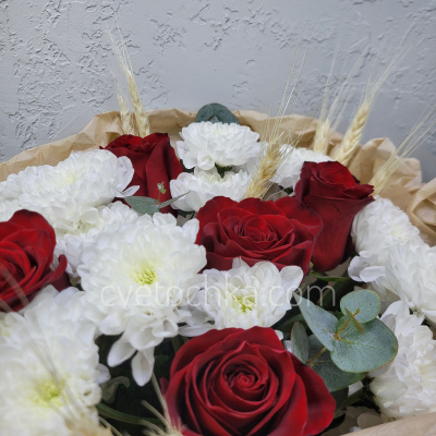 "Симпатия" букет с красными розами и кустовыми хризантемами