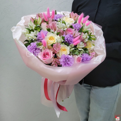 "Неповторимый миг" элегантный букет с розами, альстромериями и гвоздиками 