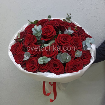 Букет из 25 красных роз с эвкалиптом