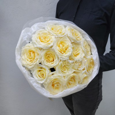 15 сливочных роз