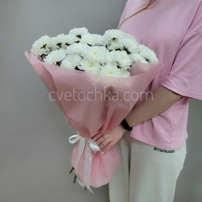 Букет из 7 белых махровых кустовых хризантем