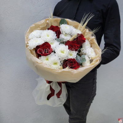 Букет с красными розами и кустовыми хризантемами