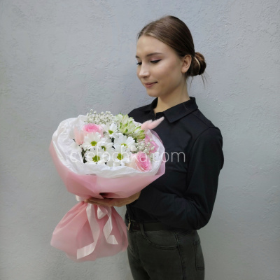 "Флер" нежный букет с розами, хризантемой и альстромериями