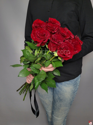 Траурный букет из 10 бордовых роз с доставкой в Челябинске
