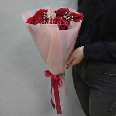 Бордовые розы 60 см с гипсофилой