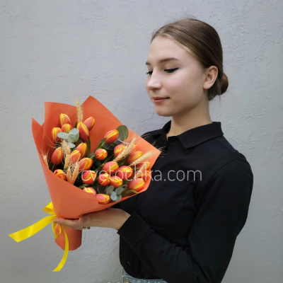 "Весенний луг" букет с тюльпанами, колосьями и эвкалиптом