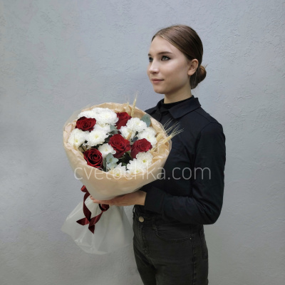 "Симпатия" букет с красными розами и кустовыми хризантемами