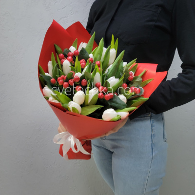 Акция 25 тюльпанов с гиперикумом