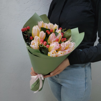 Акция 25 тюльпанов с гиперикумом