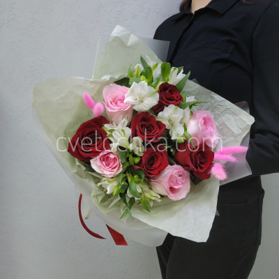 "Легкий флирт" букет с розами и альстромериями