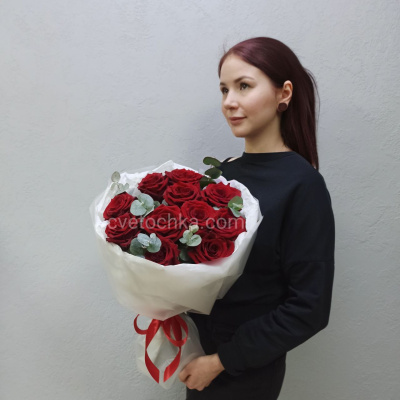 Букет из 11 красных роз с эвкалиптом