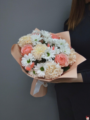 Персиковый букет с пионовидными розами, хризантемой и гвоздиками