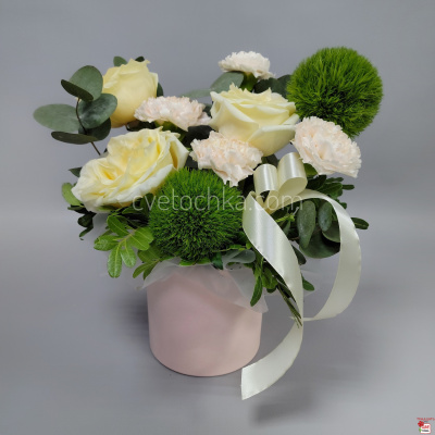 Розы, гвоздики и грин трик в шляпной коробке с доставкой в Челябинске