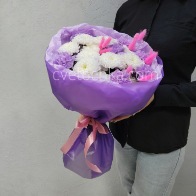 "Пушинка" стойкий букет с хризантемами и гвоздиками 