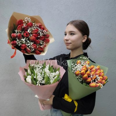 Акция 25 тюльпанов с гипсофилой