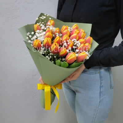 Акция 25 тюльпанов с гипсофилой