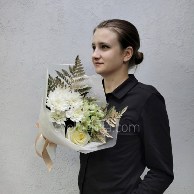 "Росинка" небольшой букет с хризантемой, розой и альстромерией