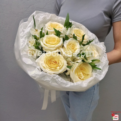 Воздушный букет с розами и альстромериями с доставкой в Челябинске 