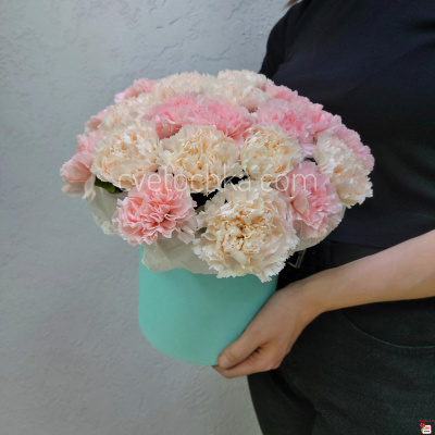 Гвоздики в шляпной коробке с доставкой в Челябинске